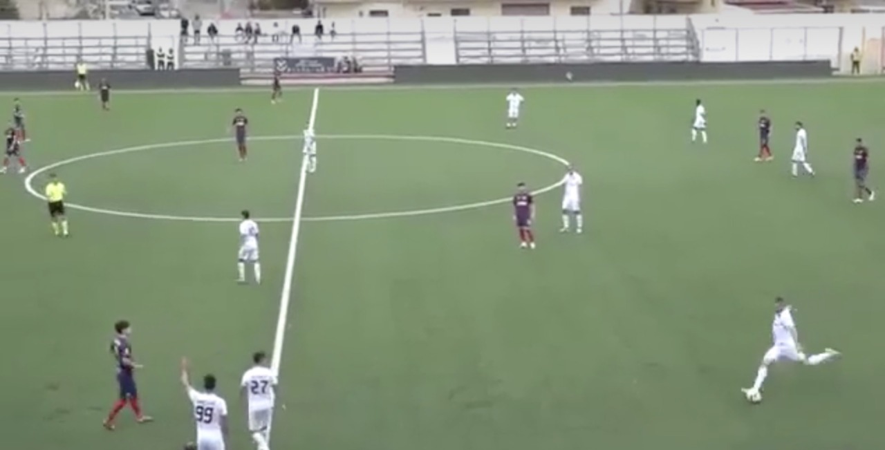 Vuole restituire il pallone per fair play, ma segna una rete incredibile da centrocampo