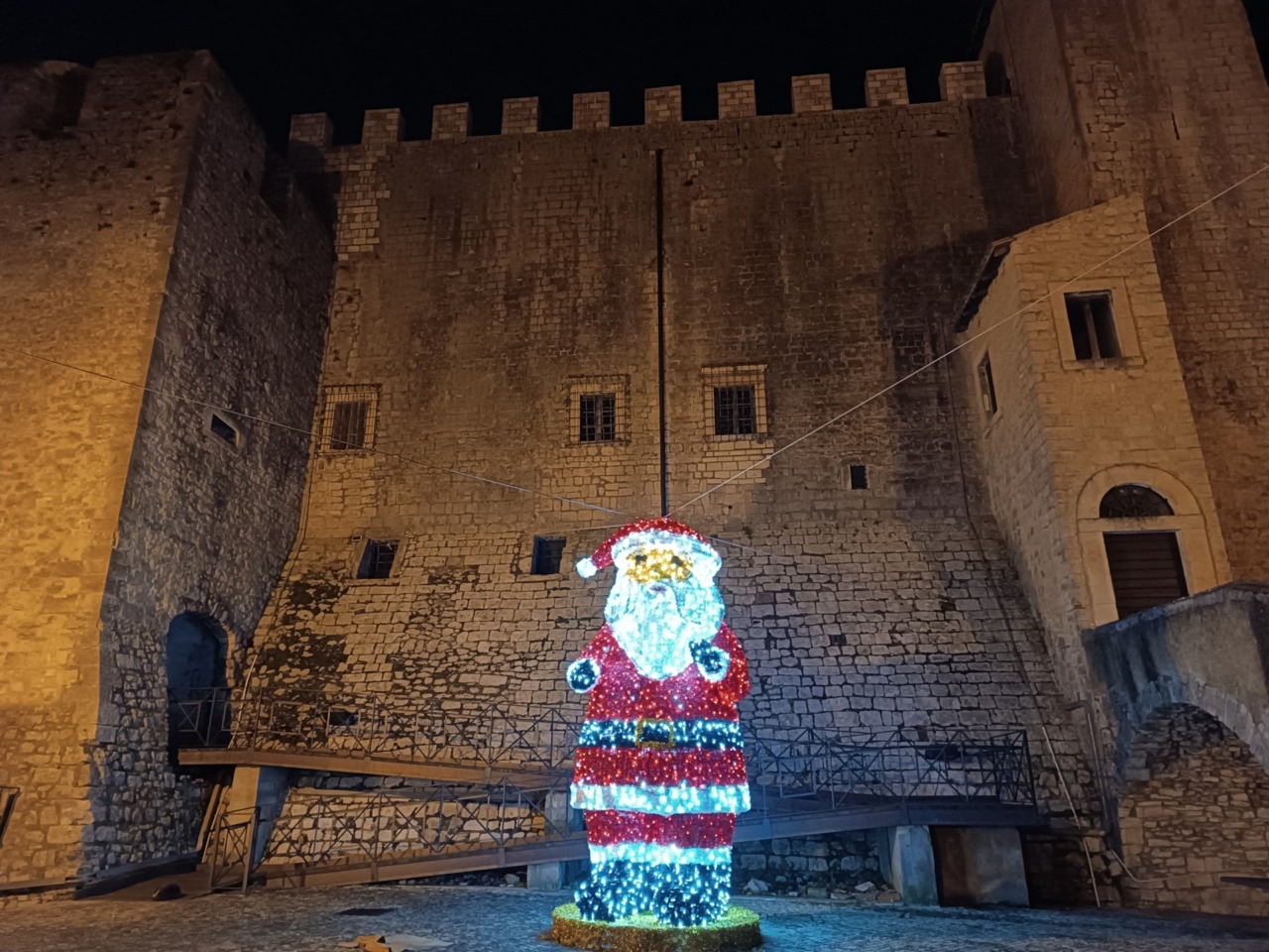 Il borgo si veste di luci e colori per le festività natalizie