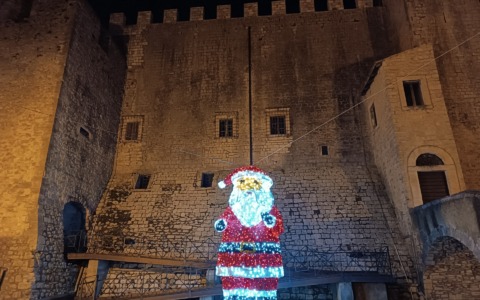 Il borgo si veste di luci e colori per le festività natalizie