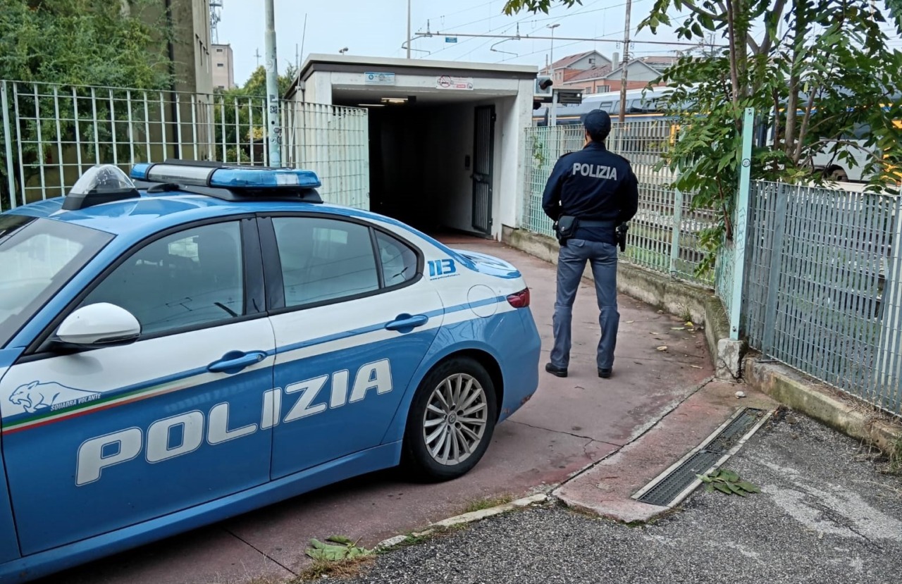 26enne pestato nel sottopasso della stazione di Treviso: in tre ripresi dalle telecamere. Caccia all’aggressore