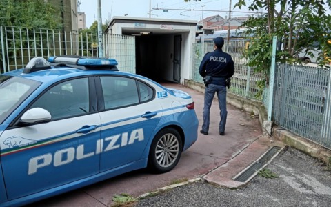26enne pestato nel sottopasso della stazione di Treviso: in tre ripresi dalle telecamere. Caccia all’aggressore