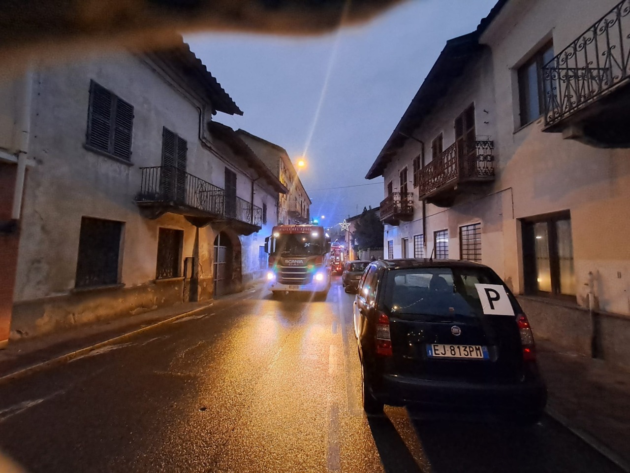 A fuoco il tetto di un’abitazione in centro a Castellamonte