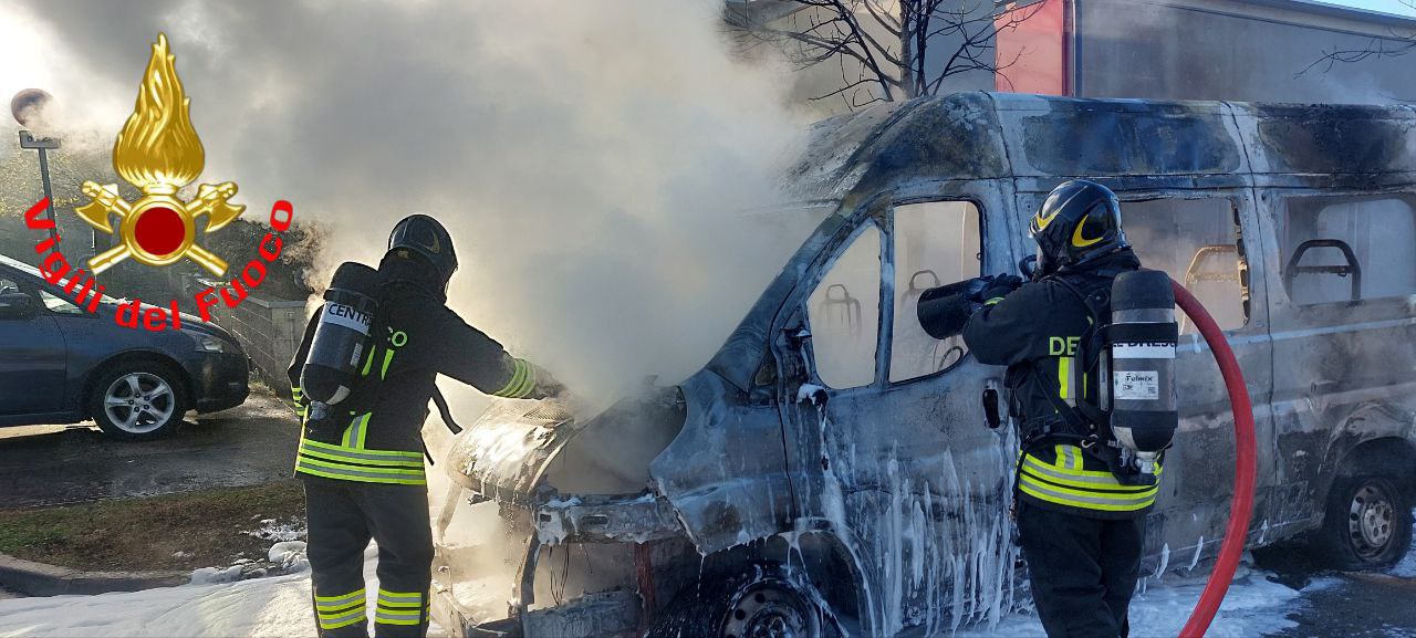 A fuoco un furgone a Brescia