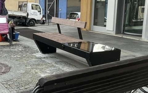 A Gassino è arrivata la nuova panchina multimediale in corso Italia