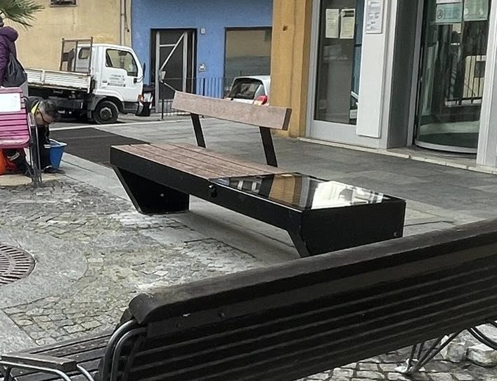 A Gassino è arrivata la nuova panchina multimediale in corso Italia