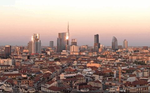 A Milano (unica tra le principali città italiane) le auto sono diminuite dal 2015 al 2024