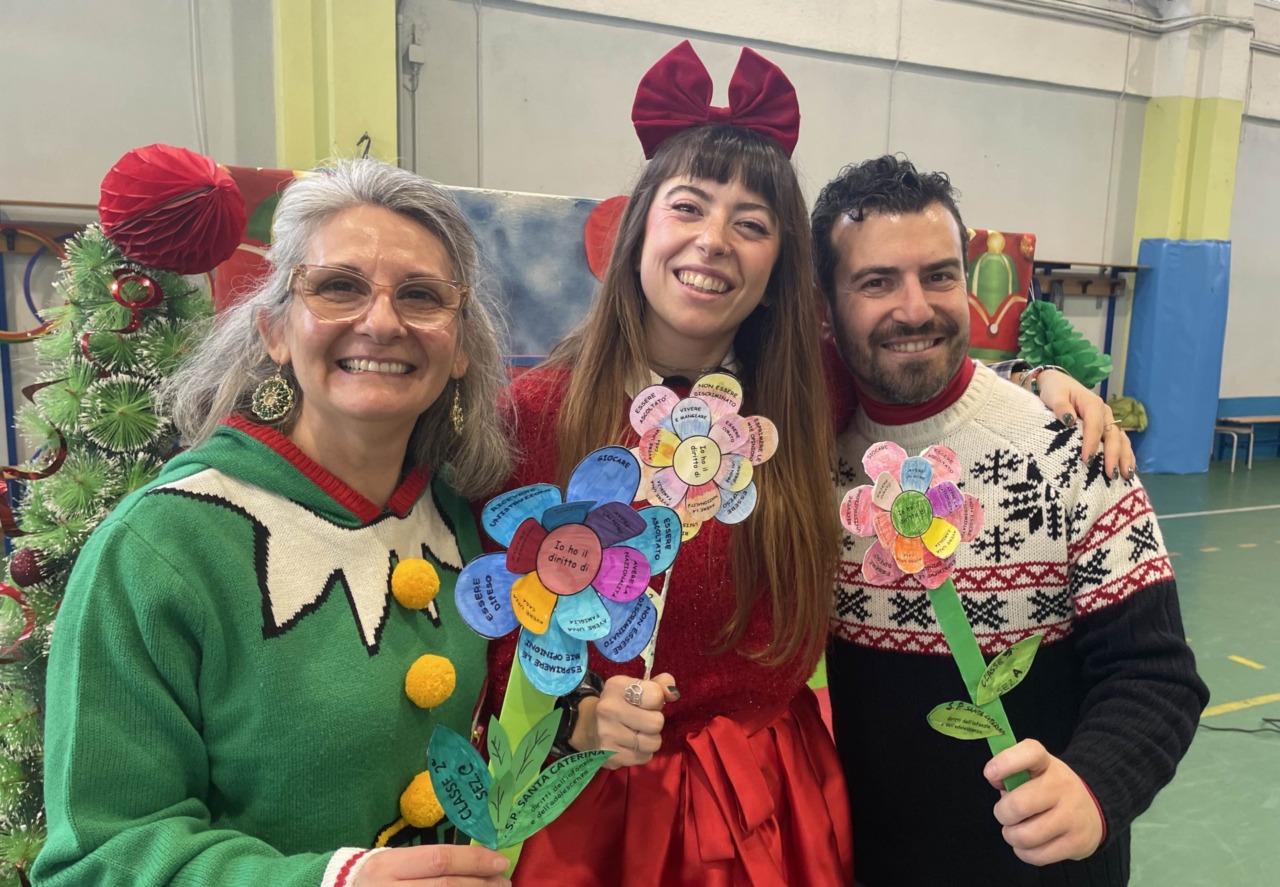 A scuola con il Christmas Jumper Day e il fiore dei diritti