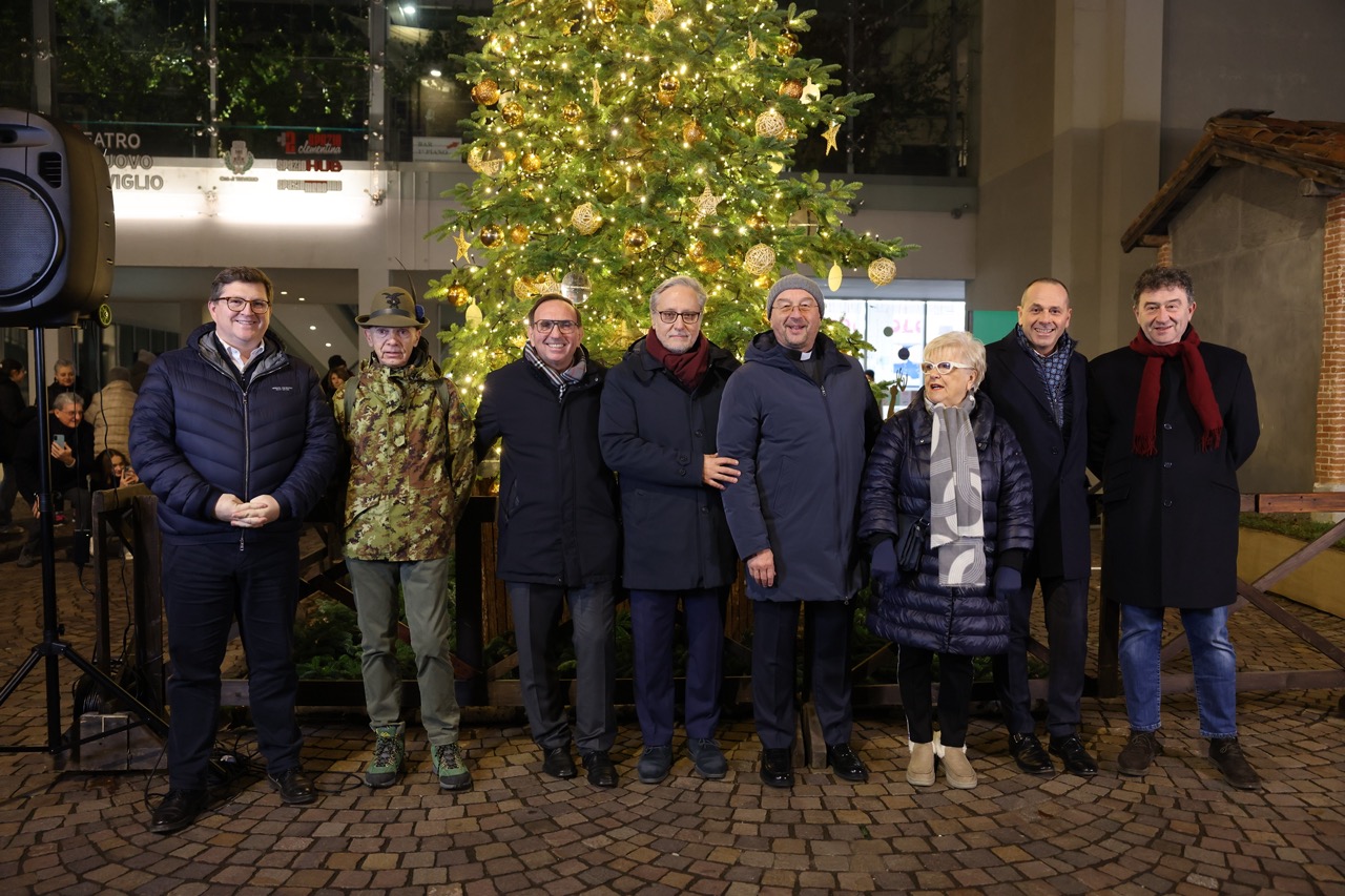 A Treviglio il Natale si illumina con l’albero targato Bcc Carate Treviglio