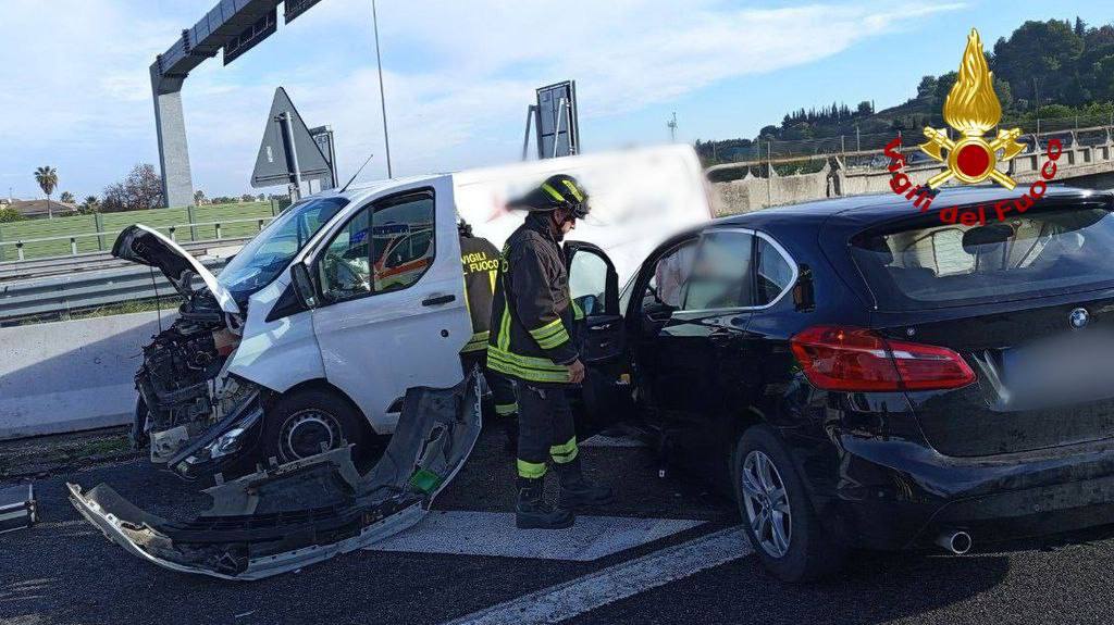 A14 chiusa per tamponamento tra 4 mezzi: traffico in tilt a Grottammare