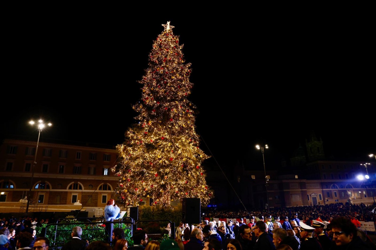 Acceso l’albero di Natale in piazza del Popolo e le luminarie in via del Corso