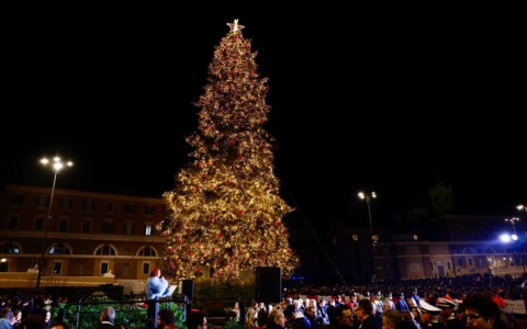 Acceso l’albero di Natale in piazza del Popolo e le luminarie in via del Corso