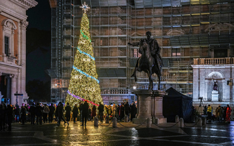 Acceso l’Albero della Pace in Piazza del Campidoglio