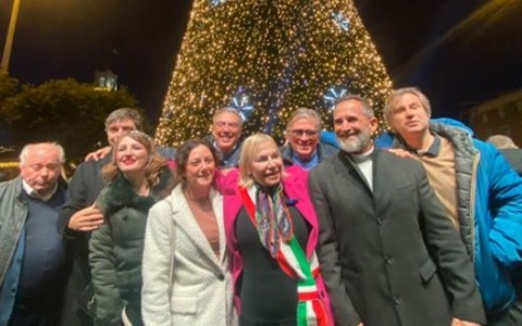 Acceso l’albero di Natale, il Sindaco: “Sono le feste piu’ luminose di sempre”. L’INTERVISTA