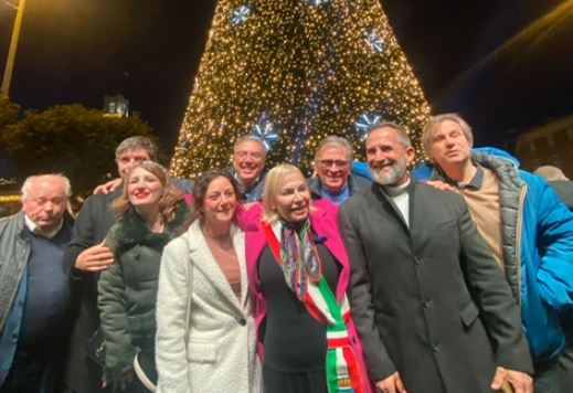 Acceso l’albero di Natale, il Sindaco: “Sono le feste piu’ luminose di sempre”. L’INTERVISTA