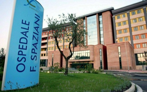 Aggredisce i sanitari e danneggia l’ambulanza, uomo denunciato