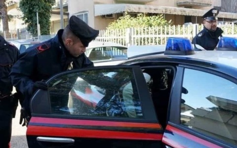 Aggressione, furto, rogo e minacce: trasferimento forzato in comunità per un 36enne