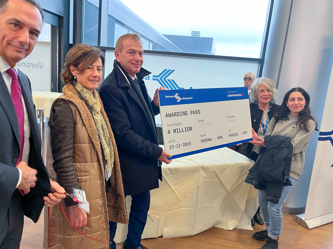 All’aeroporto Catullo di Verona premiata la (inconsapevole) 4 milionesima passeggera