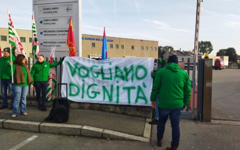 Ampia partecipazione allo sciopero con presidio alla Cam di Grumello, ma l’azienda non arretra sugli esuberi