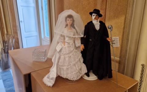 Anche le Barbie dolls esposte in Villa Borromeo fanno litigare Bono e Colombo