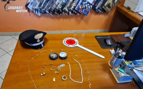 Anziana derubata di ori e gioielli mentre prende parte alla messa di Natale