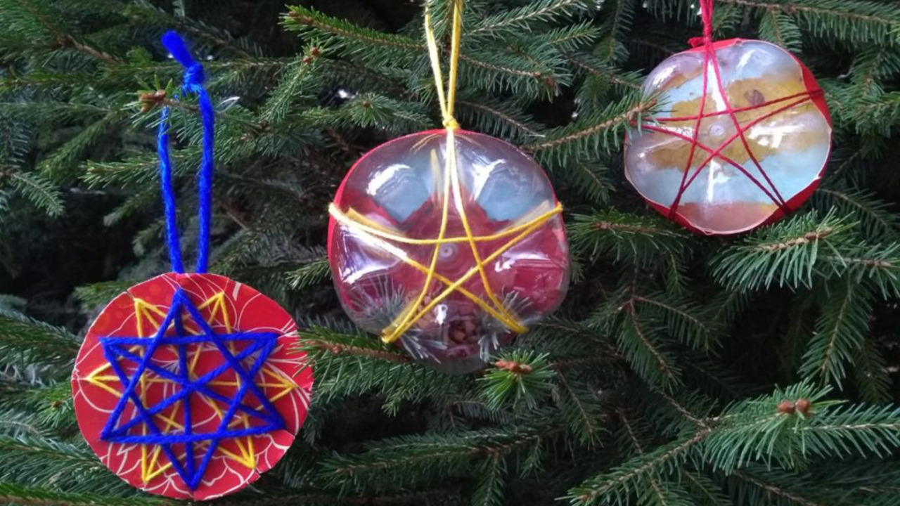 Aria di Natale: addobbi con materiale riciclato fatti dai bimbi