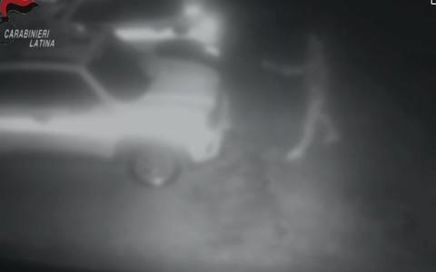 Attentato alla Polizia Locale, arrestato un uomo: “Eccome come ha incendiato le auto”. VIDEO