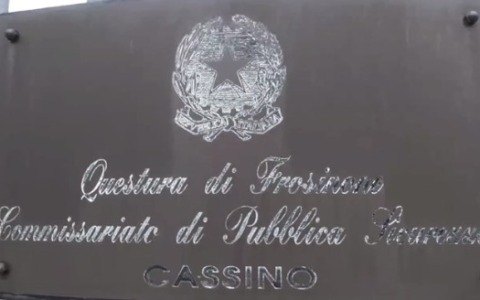 Atti persecutori ed estorsione, arresti domiciliari per un uomo di 43 anni