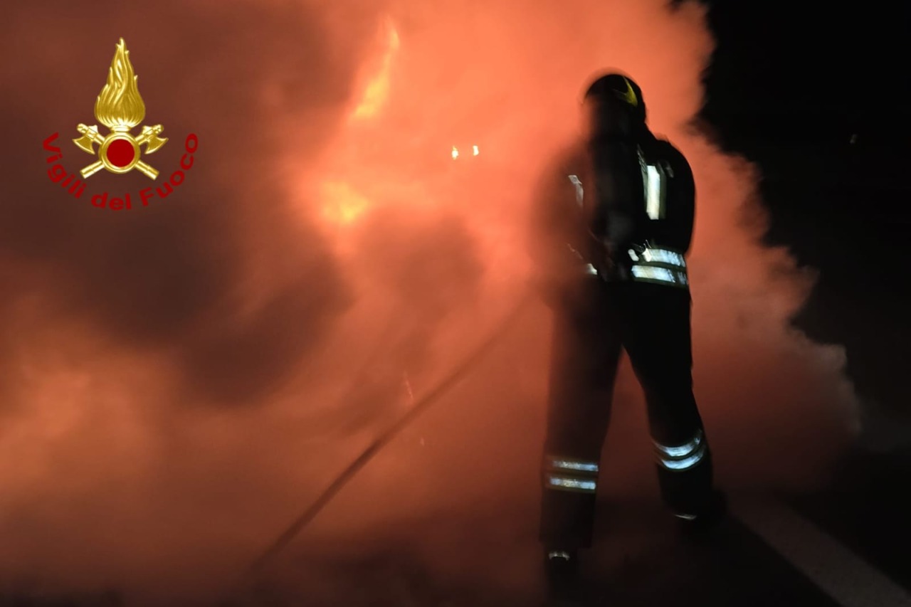 Auto divorata dalle fiamme in autostrada