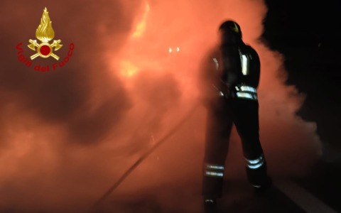 Auto divorata dalle fiamme in autostrada