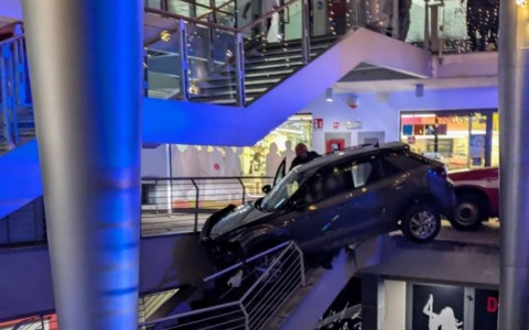 Auto finisce sulle scale del centro commerciale a Carvico: attimi di paura per un 76enne