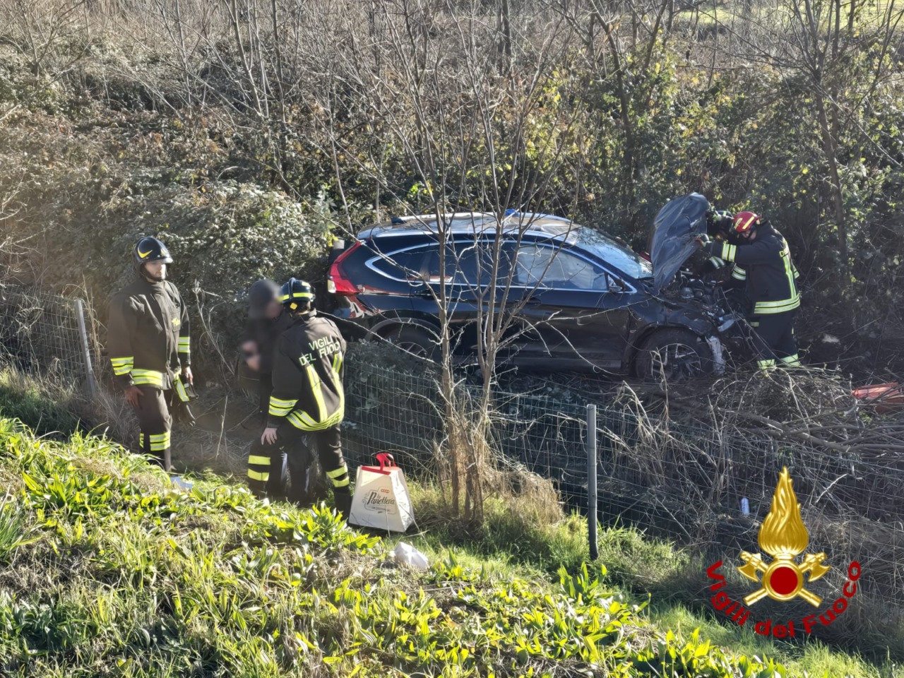 Auto fuori strada sulla A5 nel comune di Alice Castello