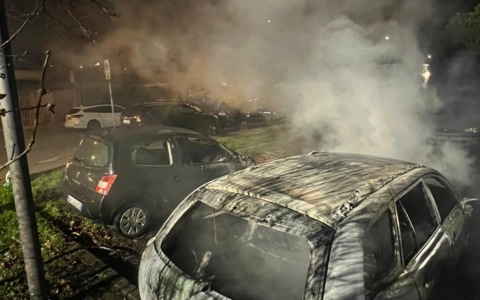 Auto ibrida va in cortocircuito: incendio distrugge anche altre quattro macchine parcheggiate