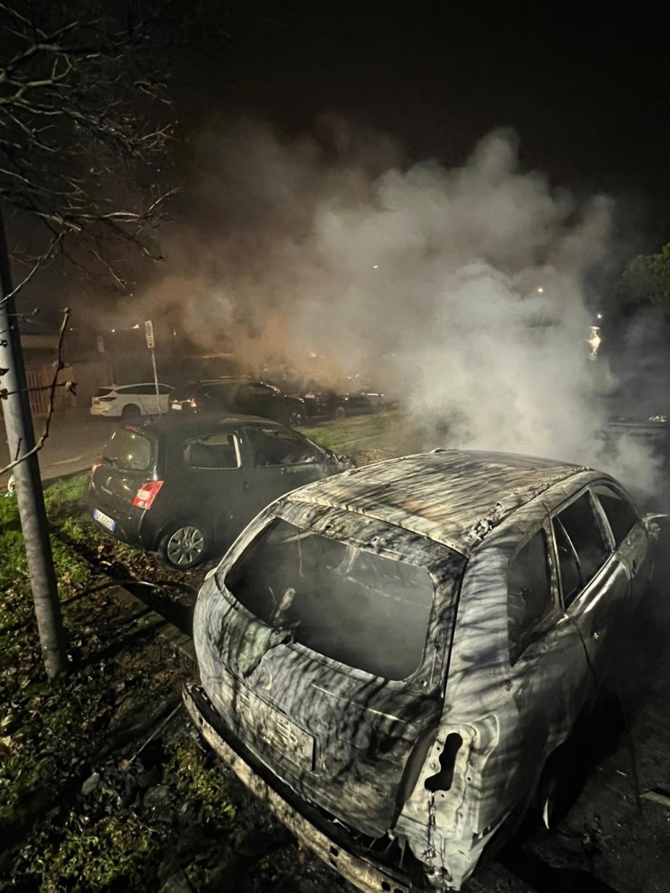 Auto ibrida va in cortocircuito: incendio distrugge anche altre quattro macchine parcheggiate