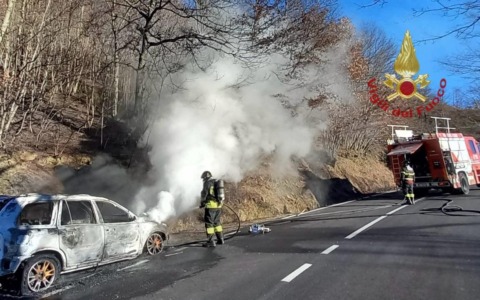 Auto prende fuoco e le fiamme bruciano il sottobosco