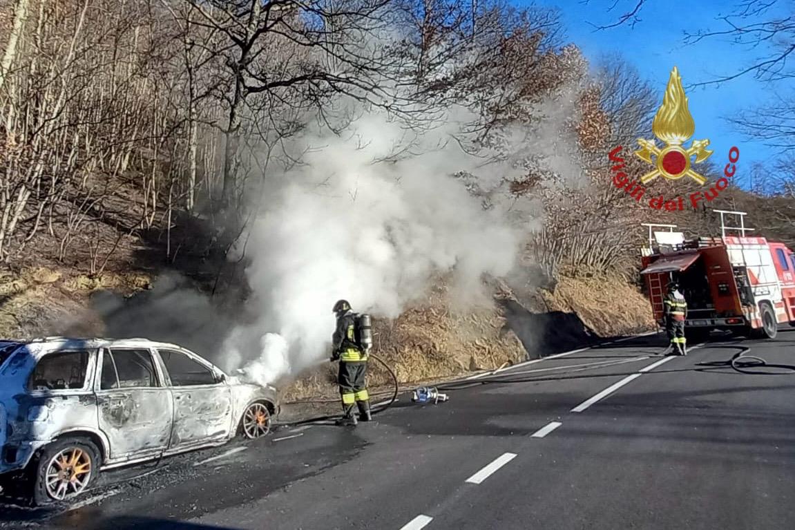 Auto prende fuoco e le fiamme bruciano il sottobosco