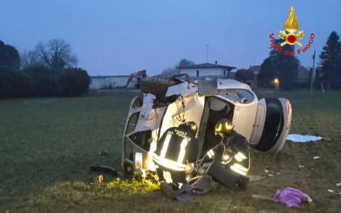 Auto ribaltata a Scandolara Ravara, 41enne in ospedale