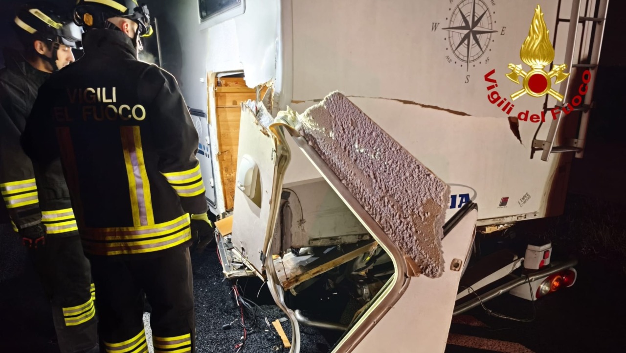 Auto urta un camper in autostrada: l’intervento di vigili del fuoco e sanitari