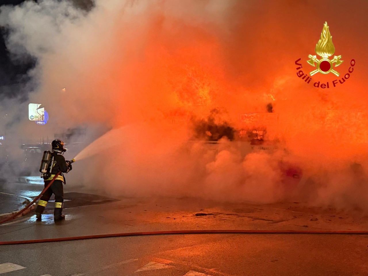 Autobus prende fuoco, intervento all’alba dei Vigili del fuoco