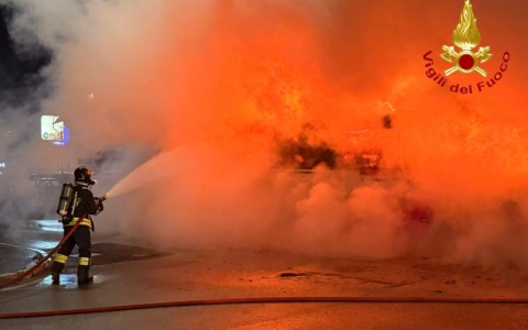 Autobus prende fuoco, intervento all’alba dei Vigili del fuoco