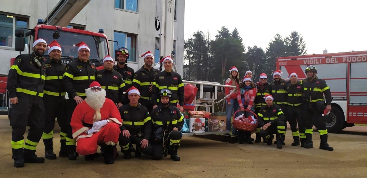 Babbo Natale arriva da cielo alle finestre della Pediatria