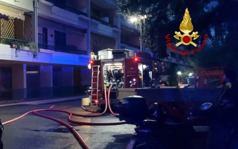 Bagno a Ripoli, paura alla vigilia di Natale: si rifugiano sul tetto per sfuggire al rogo del loro appartamento