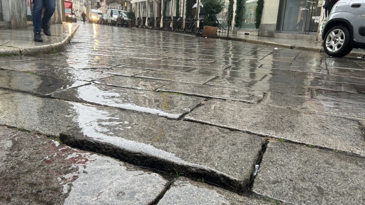 Belle “le luci soffuse e le vetrine che brillano”, ma occhio a quel lastrone  sollevato in corso Libertà…