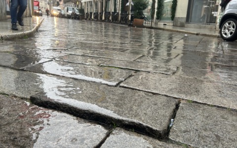 Belle “le luci soffuse e le vetrine che brillano”, ma occhio a quel lastrone  sollevato in corso Libertà…