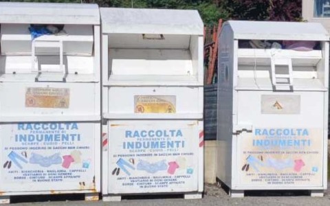 Bidoni della raccolta degli abiti usati spariti, «Si cerca una soluzione»