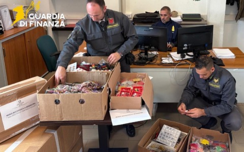 Bigiotteria natalizia al mercato rionale, sequestrata dalla GdF