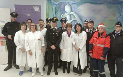 Borgomanero: i Carabinieri portano un sorriso ai piccoli pazienti del Santissima Trinità