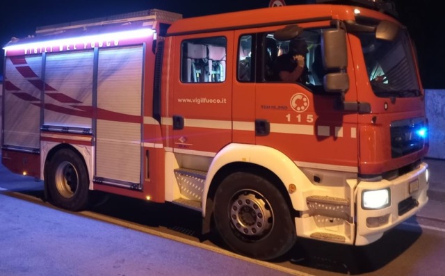 Cadavere ritrovato in un’auto distrutta dalle fiamme