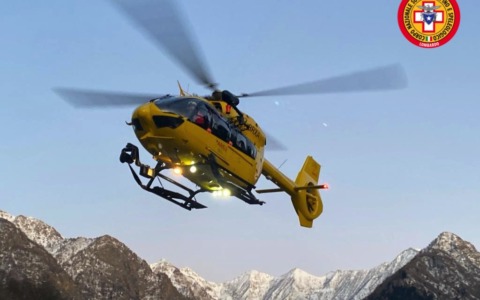 Cade con il parapendio durante il decollo: intervento d’emergenza in Val Bassetta