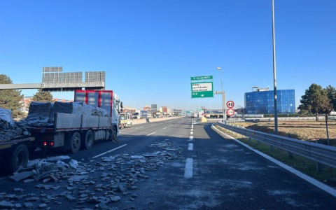 Camion perde del carico, disagi in tangenziale