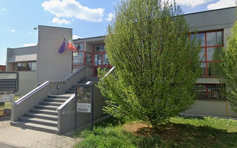 Campo sportivo in sintetico, dopo mesi di silenzio il Comune risponde alle critiche: scontro politico a Cortenuova